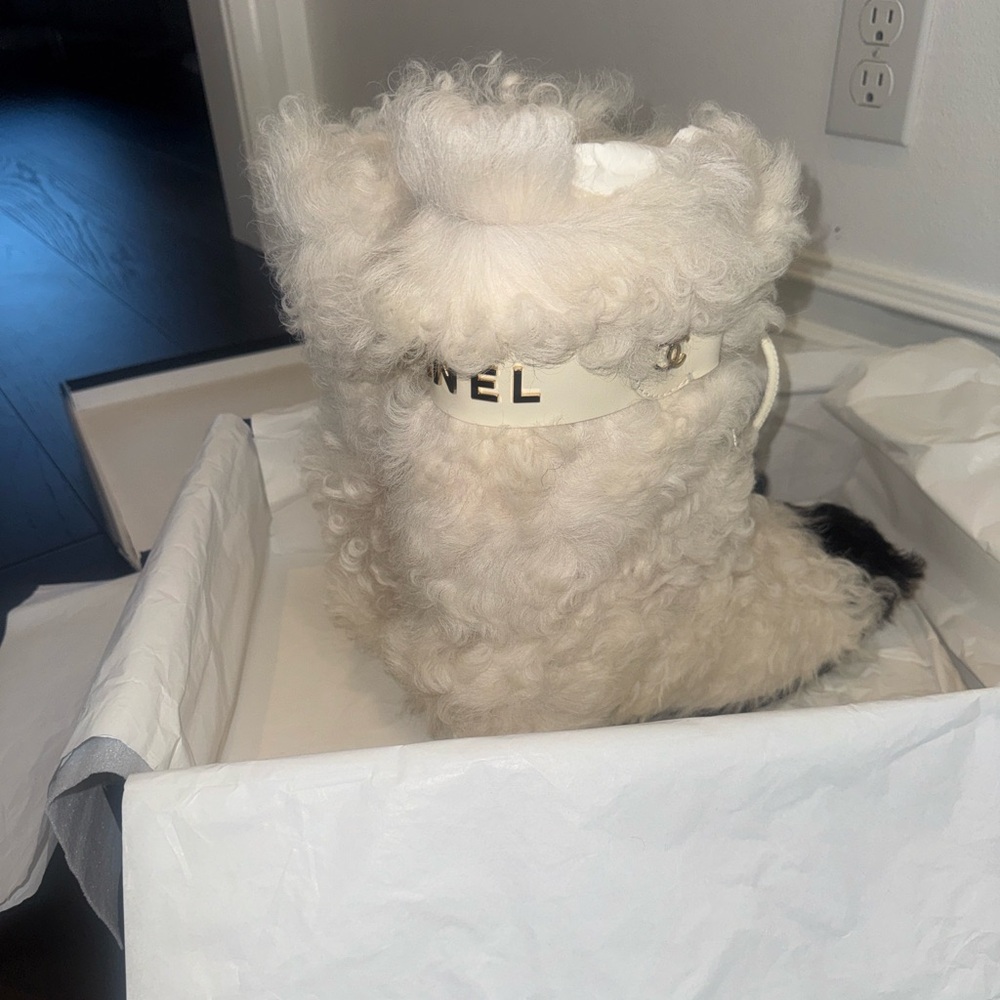 NWT CHANEL Interlocking CC Shearling 2021 Boots - Picture 7 of 12